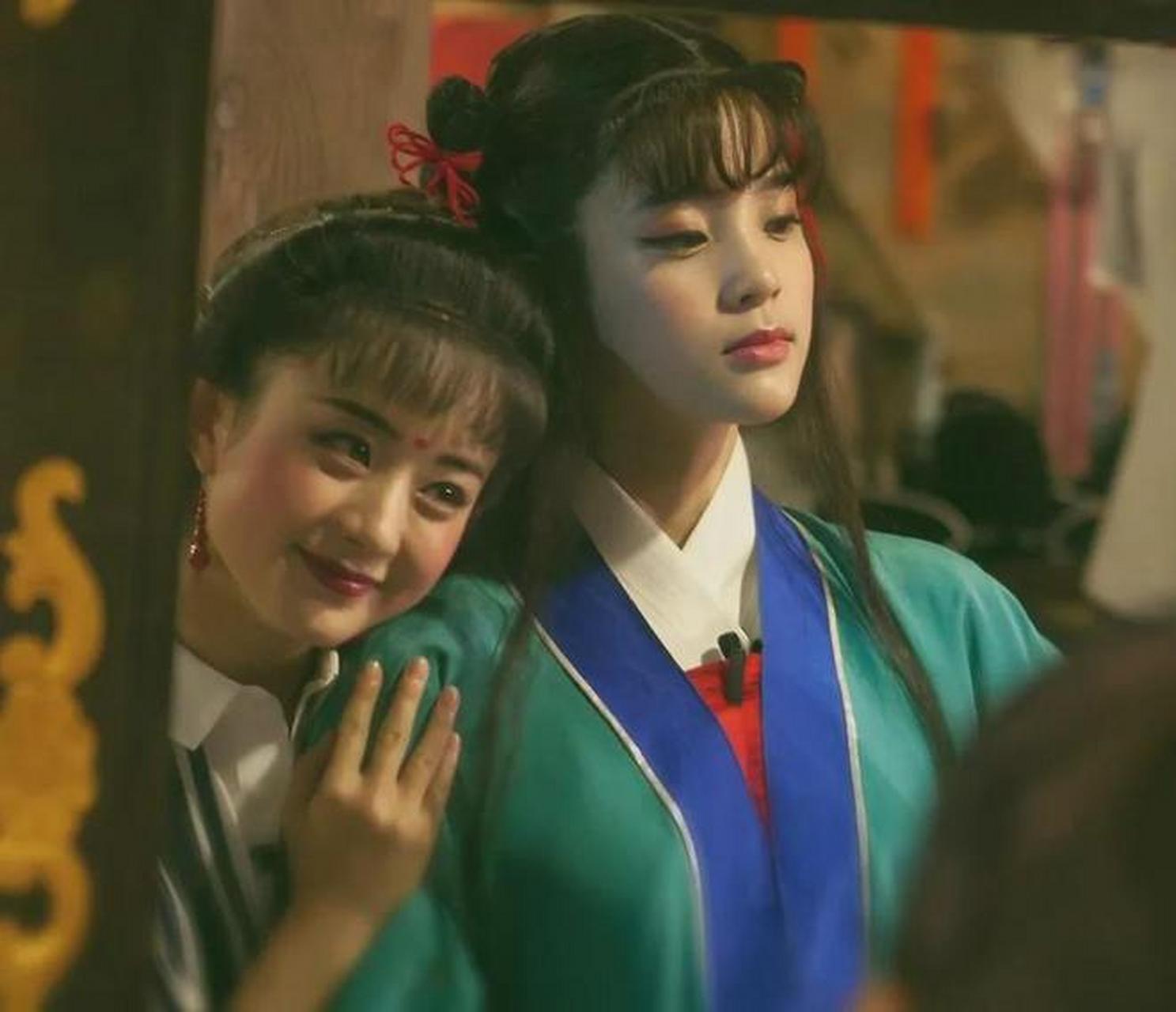 近期,赵丽颖和欧阳娜娜携手出演了一部黄梅戏,两人在戏中饰演的丫鬟