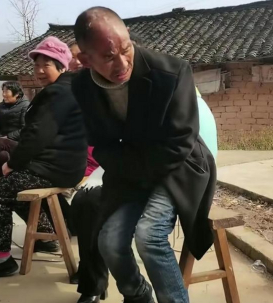 怎么看着大爷一脸的嫌弃样![左捂脸]