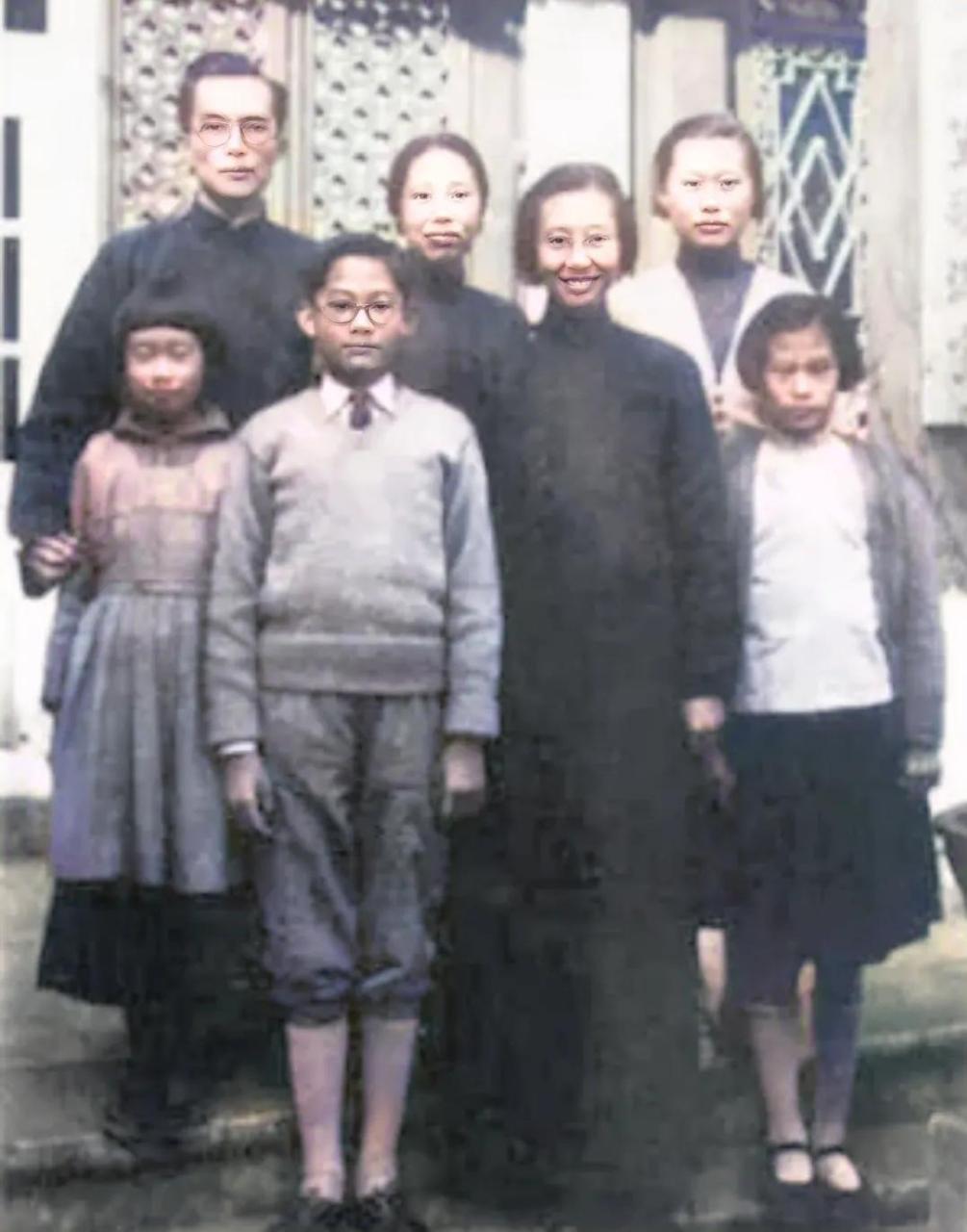 而在学校内,梅贻琦则为了节省经费,辞去了司机和厨师.