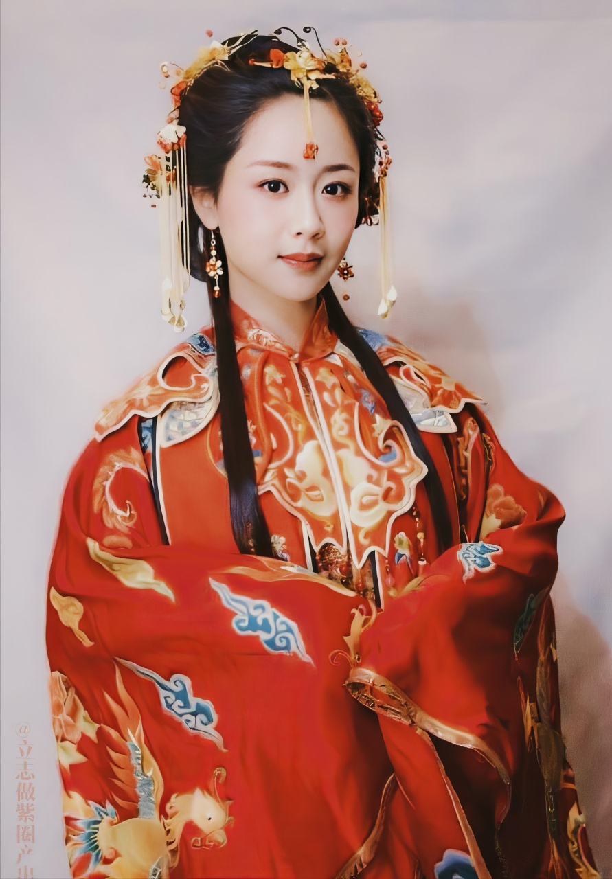 该剧由杨紫主演,讲述了女主角小夭与四个男主角之间的爱情故事.