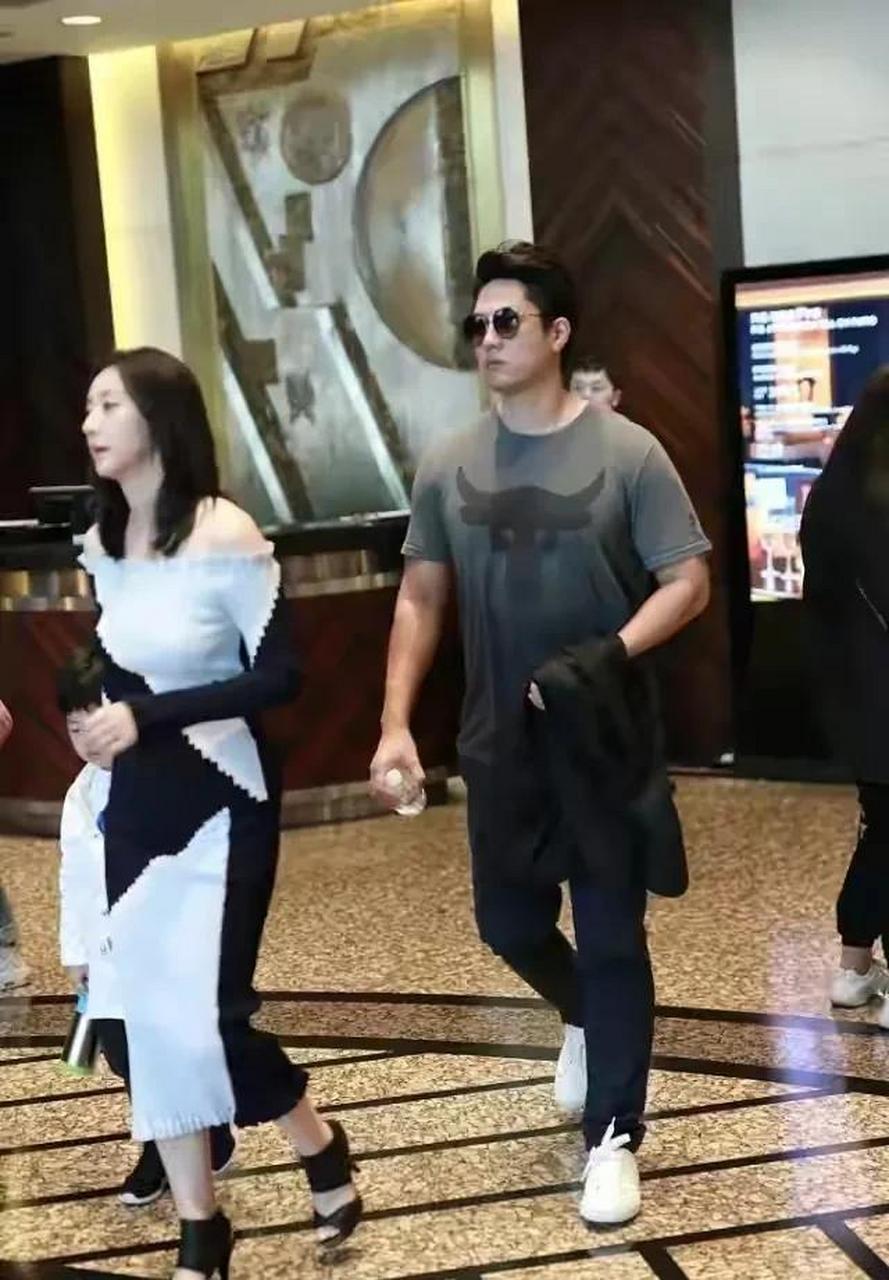 唐一菲打扮精致,穿蓝白拼接露肩针织裙配高跟鞋,优雅端庄!