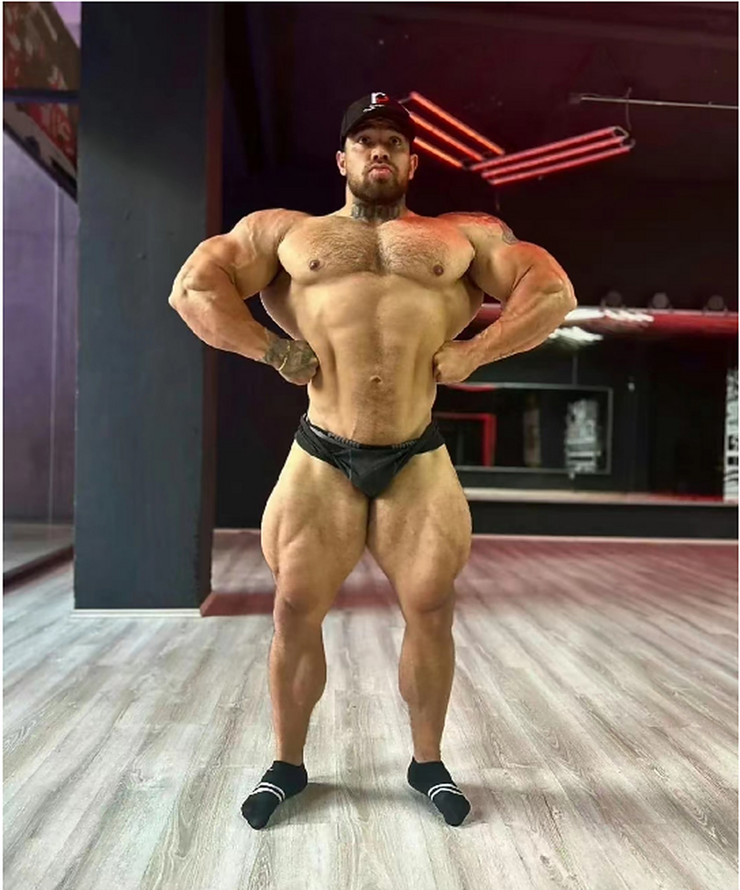 美国肌肉男的确是强大,全身肌肉四肢发达#肌肉型男# #腹肌男孩# #帅哥