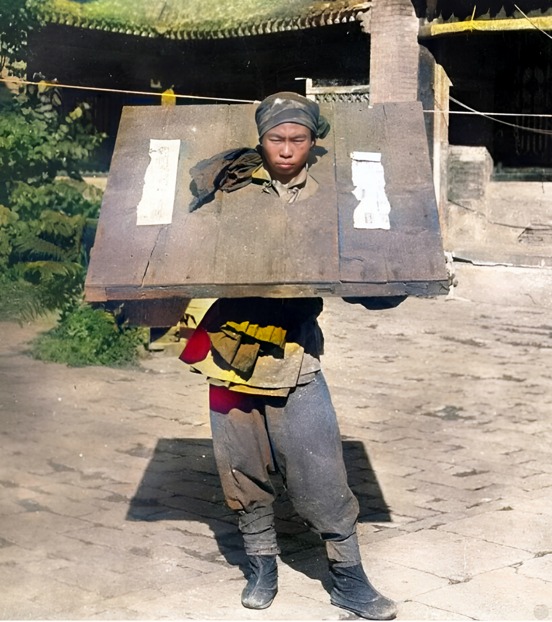 当镜头朝向他时,这名囚犯一手插手,潇洒而立,显出一副淡然的表情.