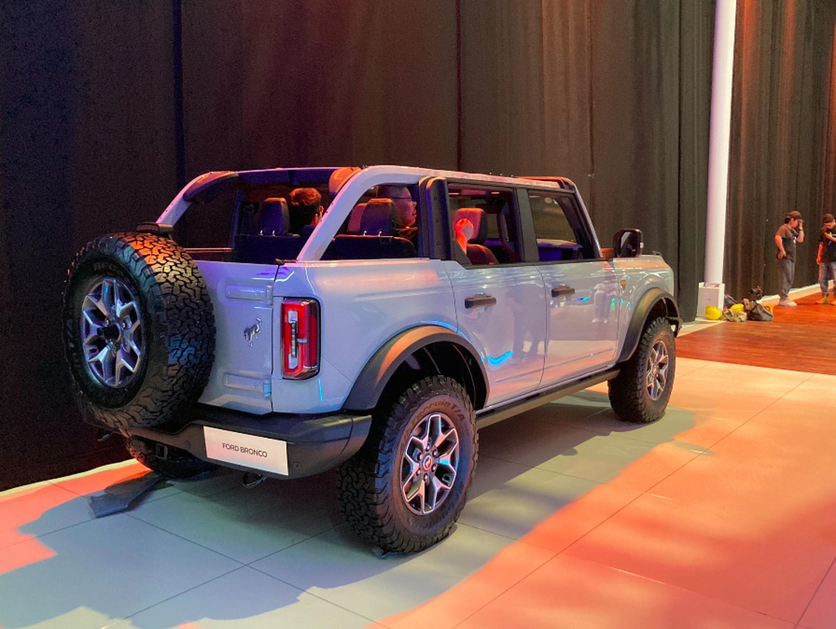 【上海车展福特bronco】福特bronco主打硬派越野车,拥有坚固的非承载