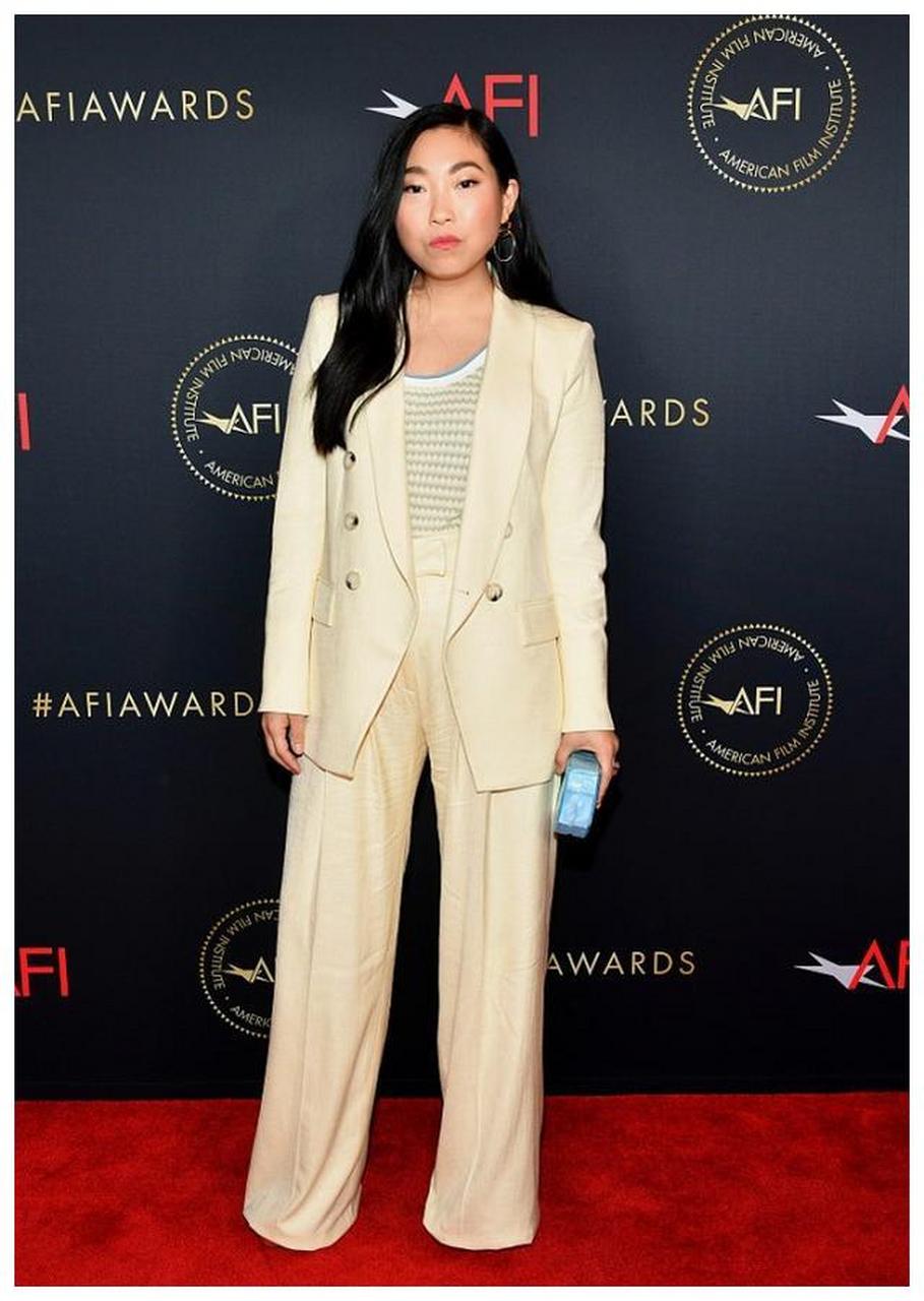 "丑影后"奥卡菲娜独出心裁,黄西装配绿内搭,身材圆润但仍自信