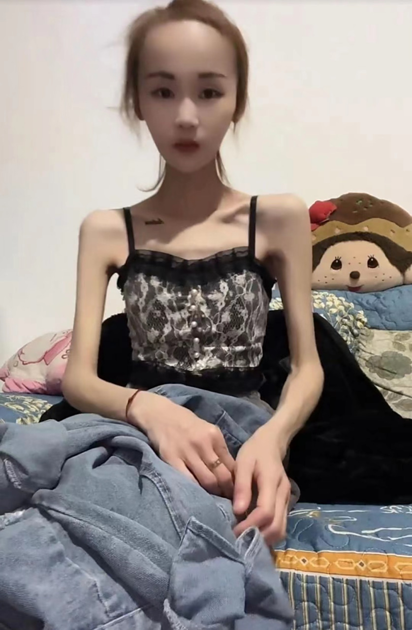 这么瘦这么苗条的女孩子,男人们一定很喜欢!