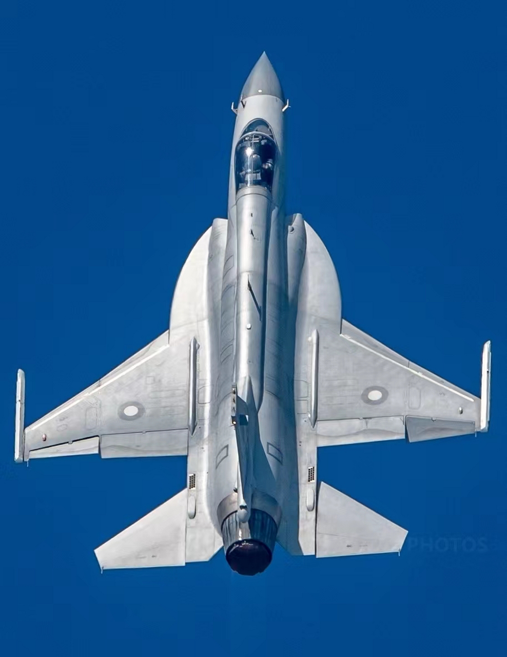 目前世界主流非隐身第三代轻型战斗机排名:  第一名:f16"战隼"战斗机