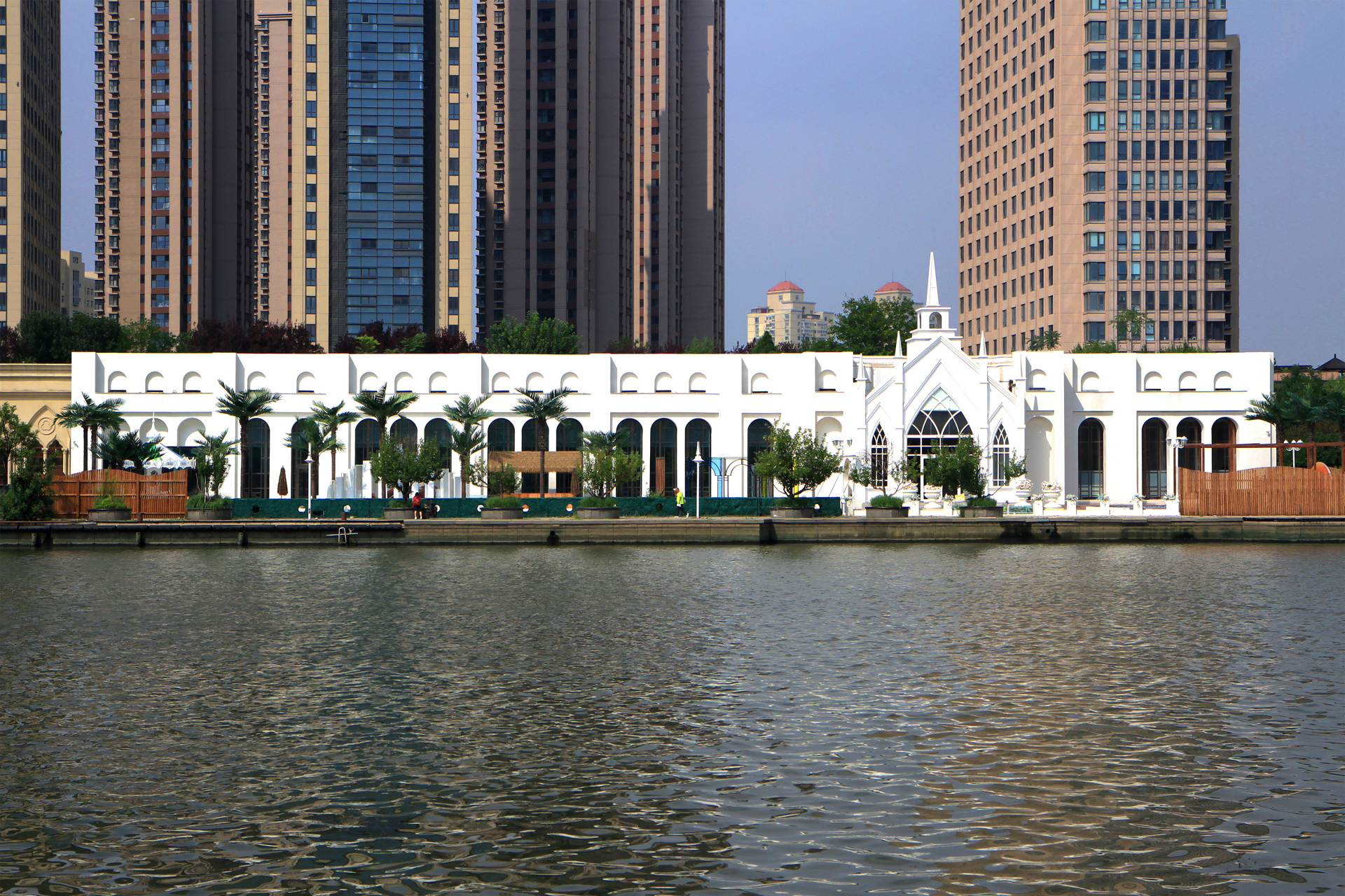 位于海河天津湾处的皇家海岛婚礼艺术中心外景