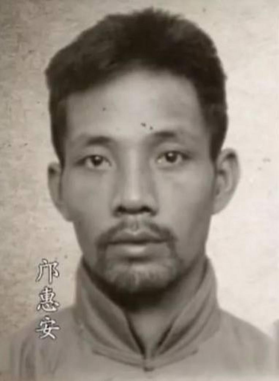 龚昌荣,邝惠安的本名,于1903年出生在广东省新会县水南乡龙环里.