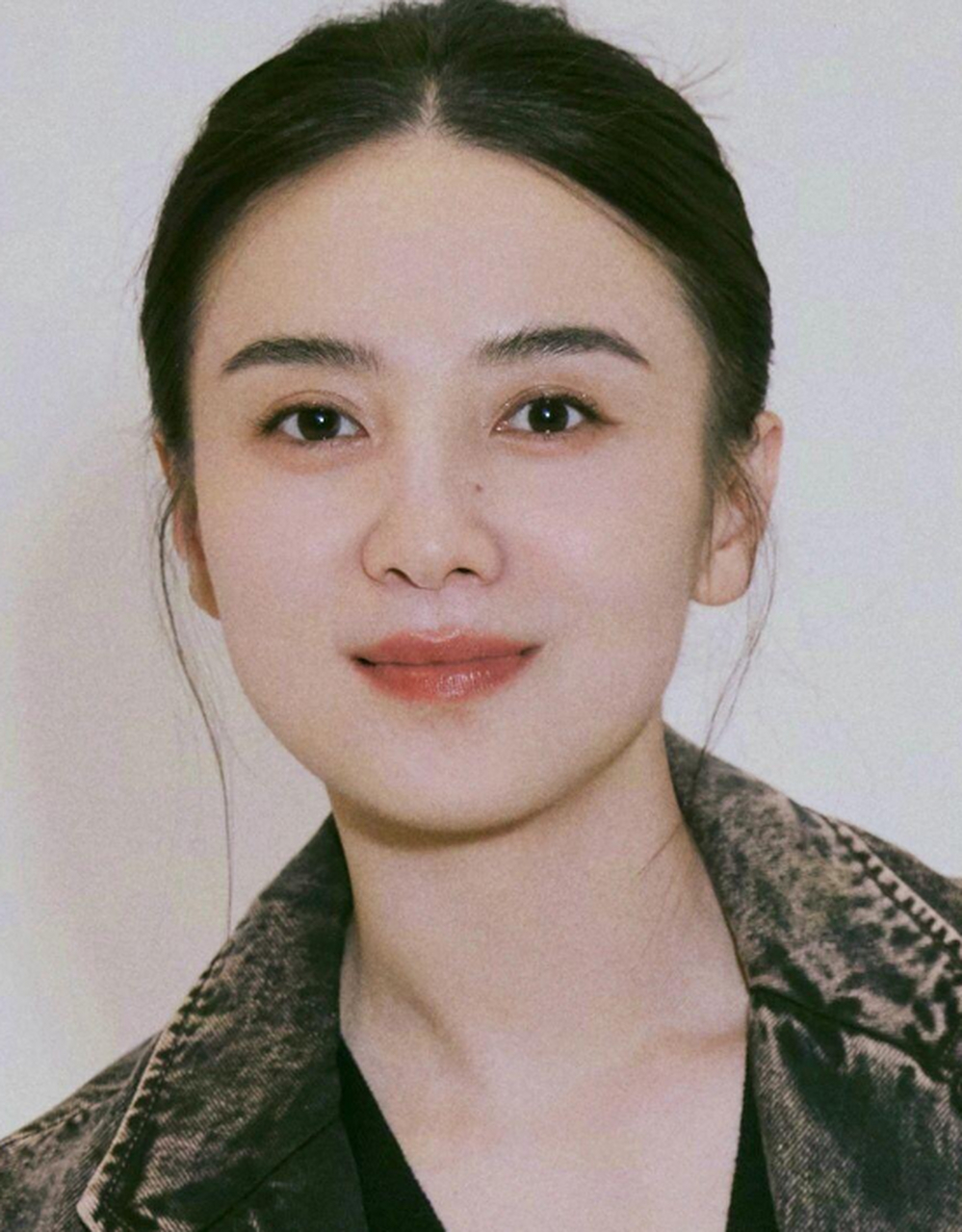 宋佳长相大气冷清温婉.