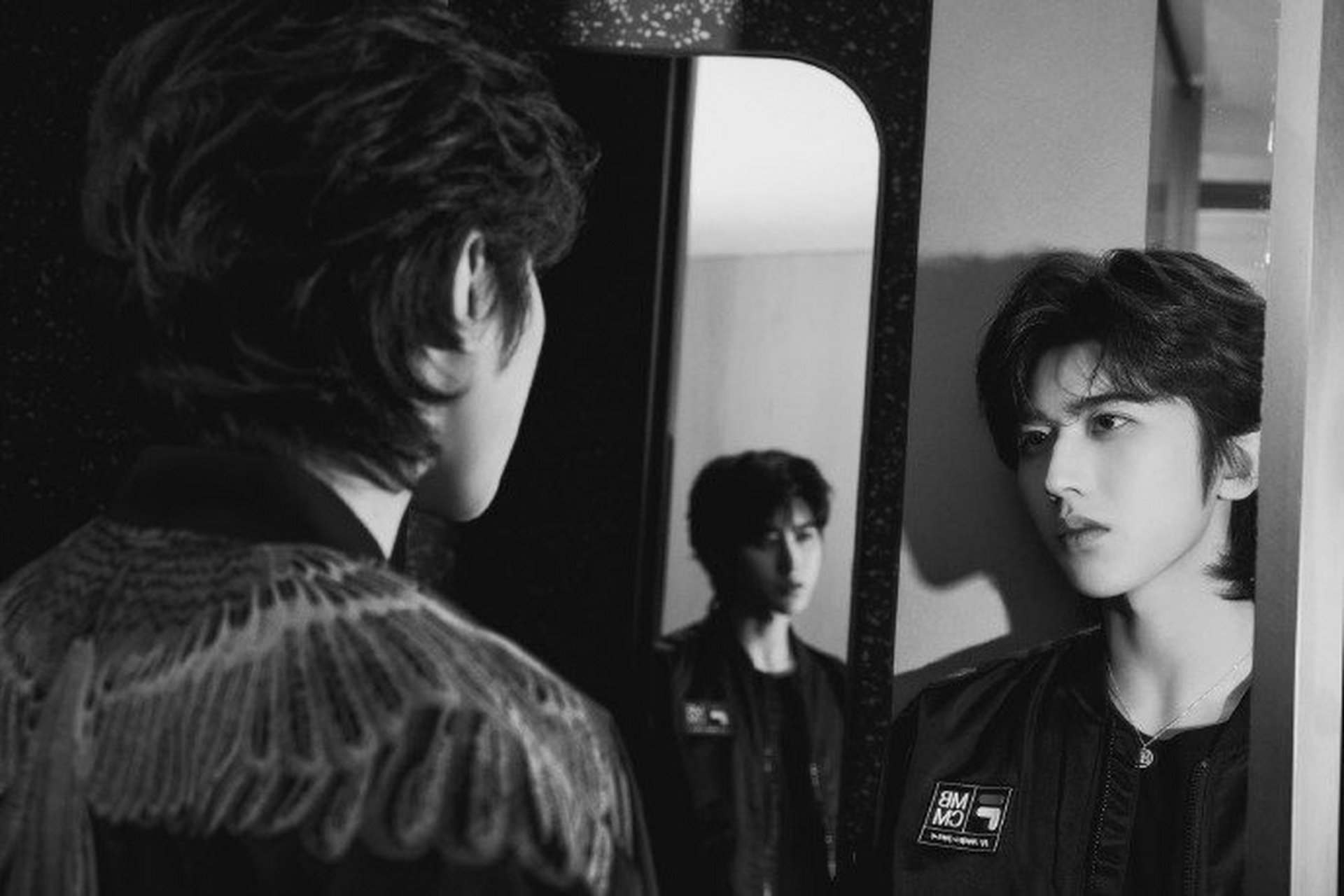 蔡徐坤近日参加fila活动,蓝黑拼接运动装少年感满分~,青春洋溢的牢膊