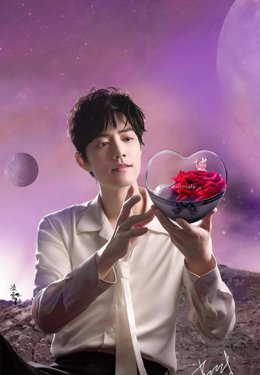 肖战代言roseonly诺誓连续发布了三张图片,都是关于肖战的图片,也是