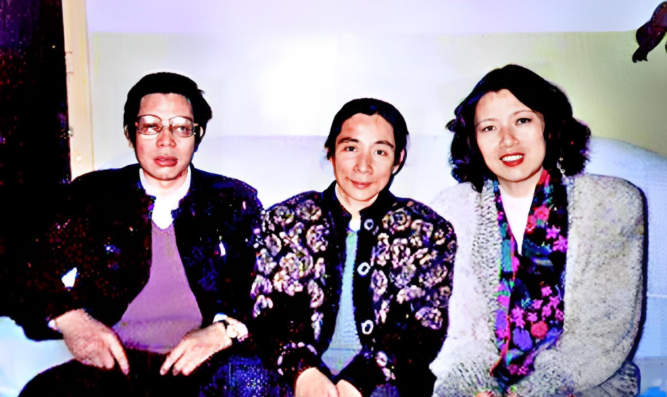 有人敲门后,只见周宇驰捧着半个西瓜进来了,他哈哈一笑,说:大热天说