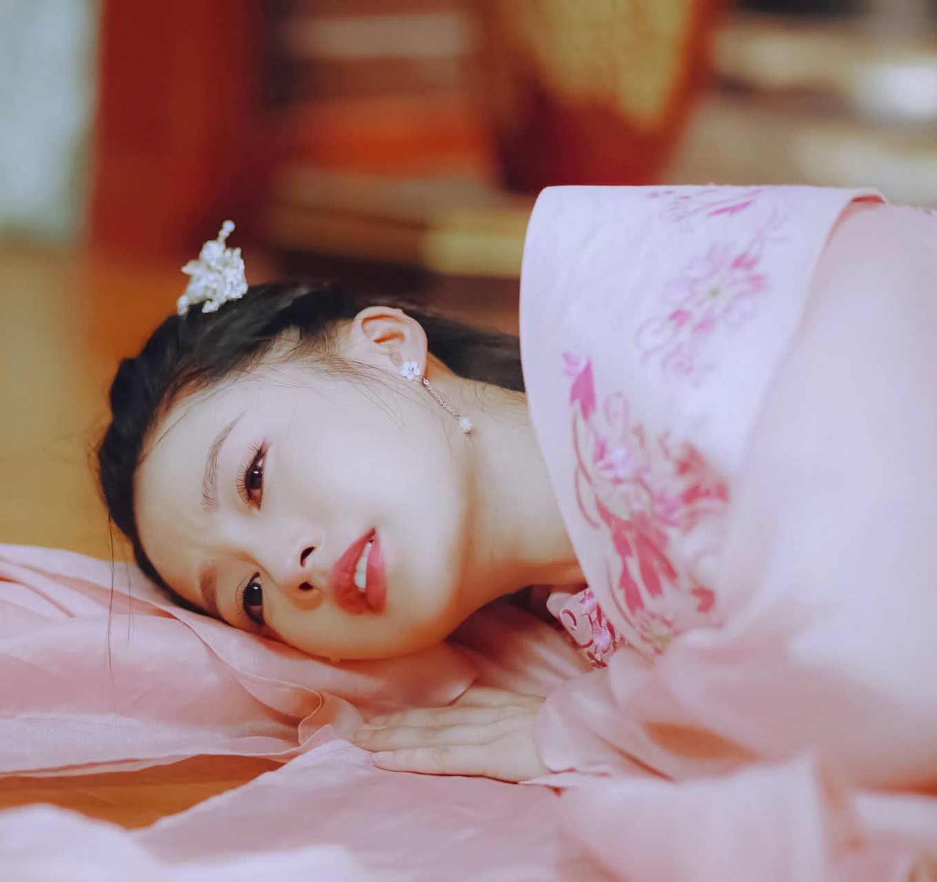 她是无辜的,她的父亲有错. 啊,燕洵失去了家人之后变得冷血无情.