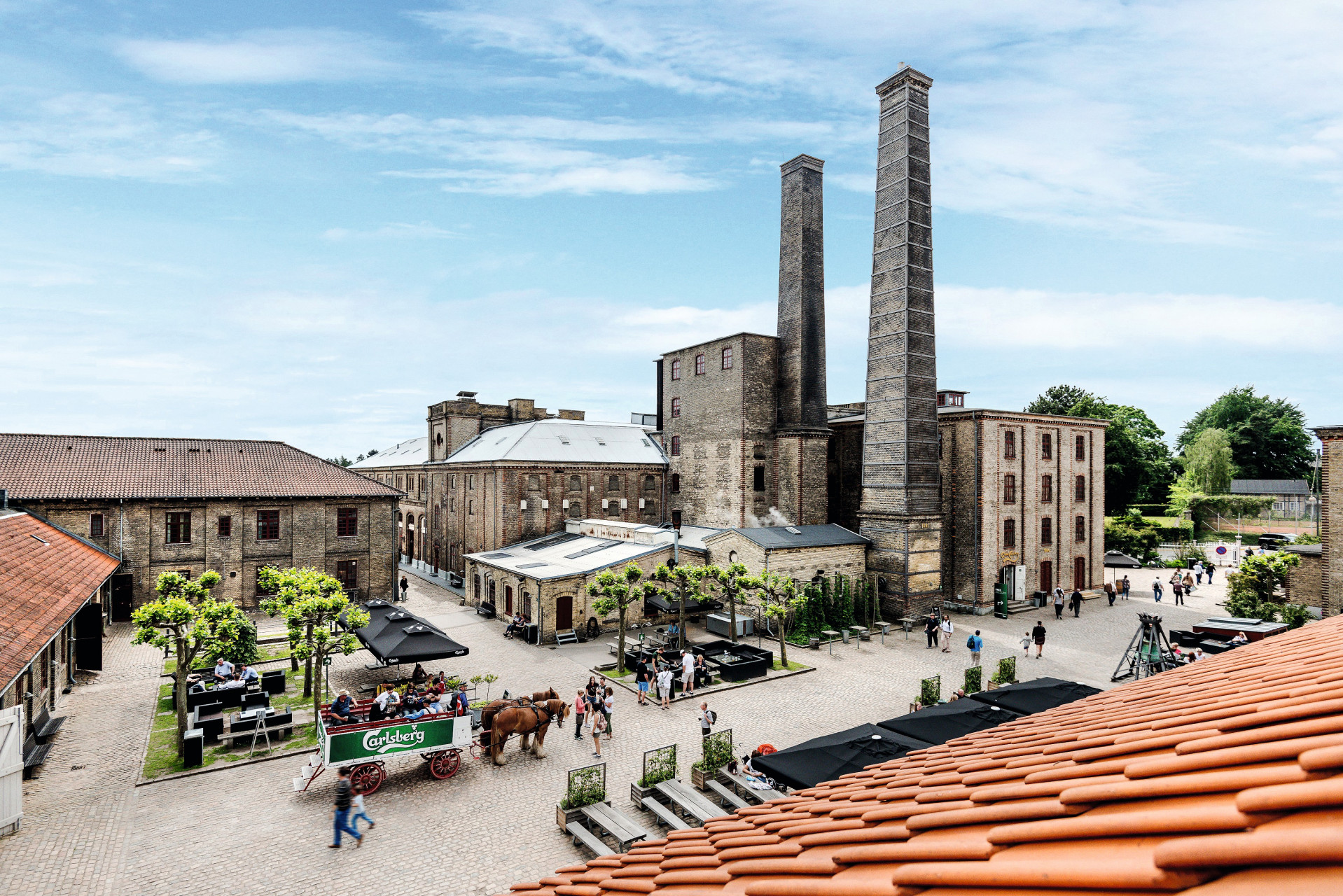 大象门守卫着世界著名的嘉士伯啤酒厂,该啤酒厂成立于1847年.