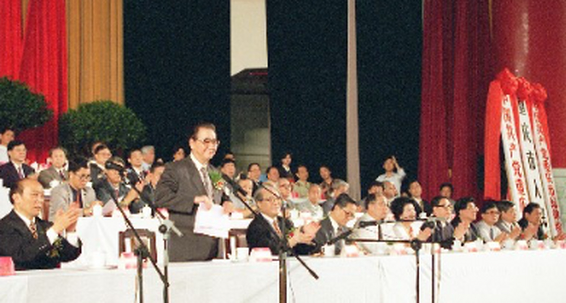 1997年6月18日,重庆直辖市挂牌仪式上的照片!