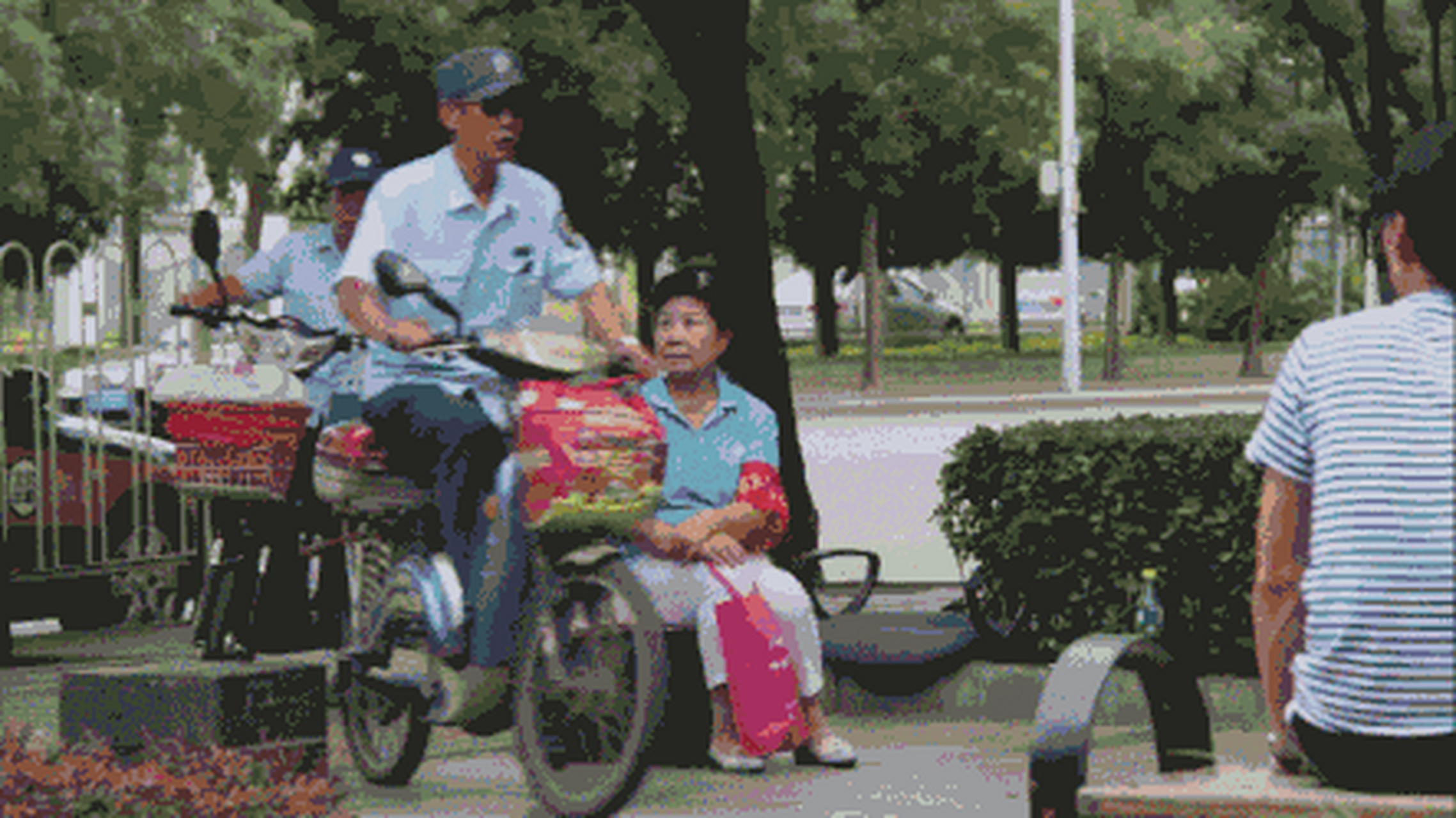 搞笑gif動圖:搞笑最後一張,你們倒是使點勁啊,看給大媽急的