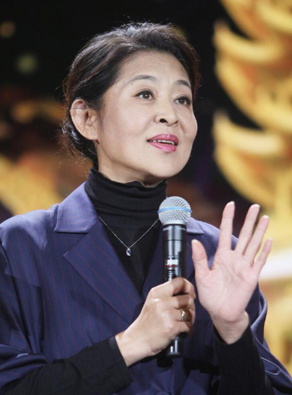 1988年,年轻的倪萍第一次踏进央视的大门.