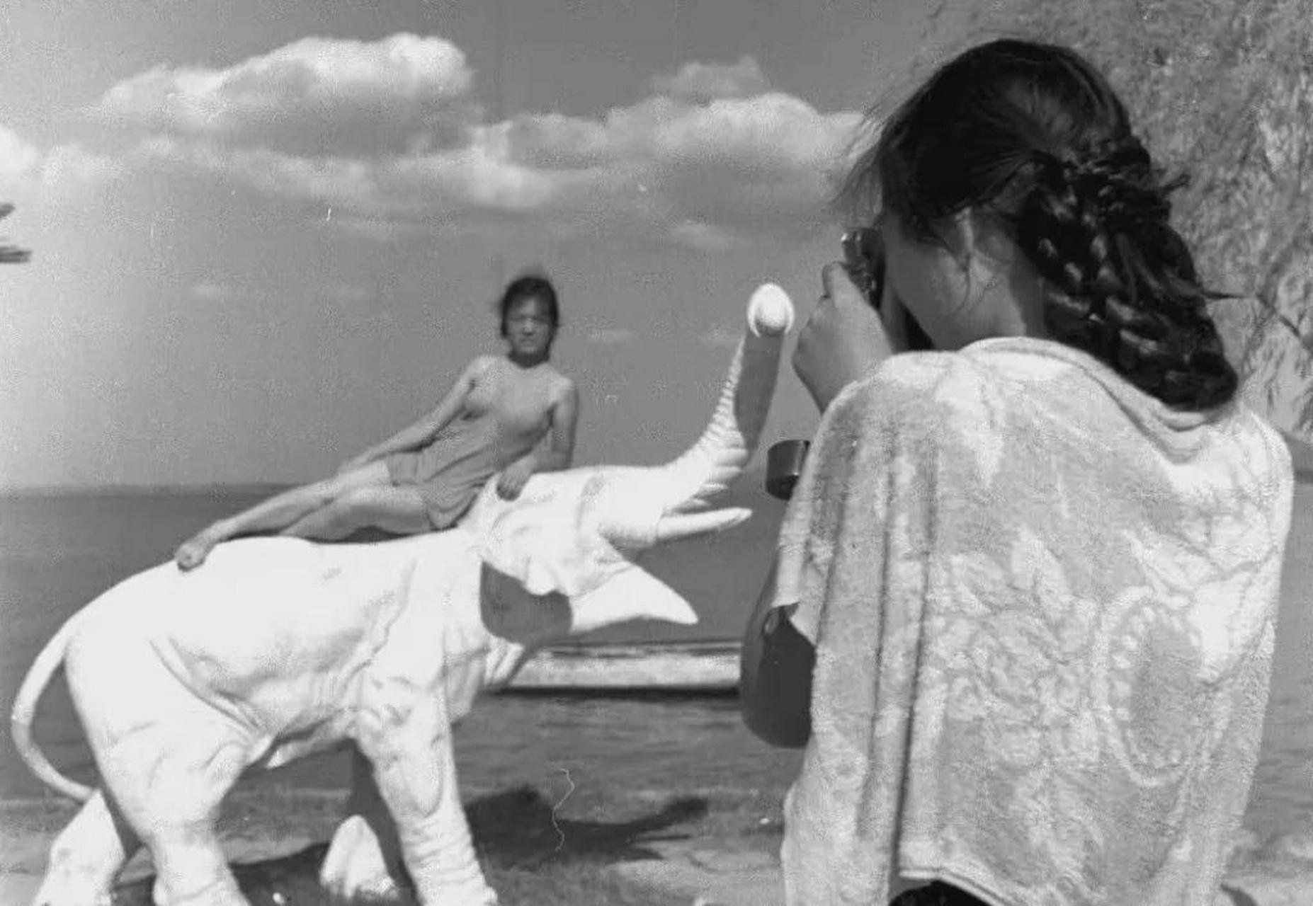 她们的衣着在当时非常的时髦和前卫,右下角女孩的黑色裙子,甚至是"