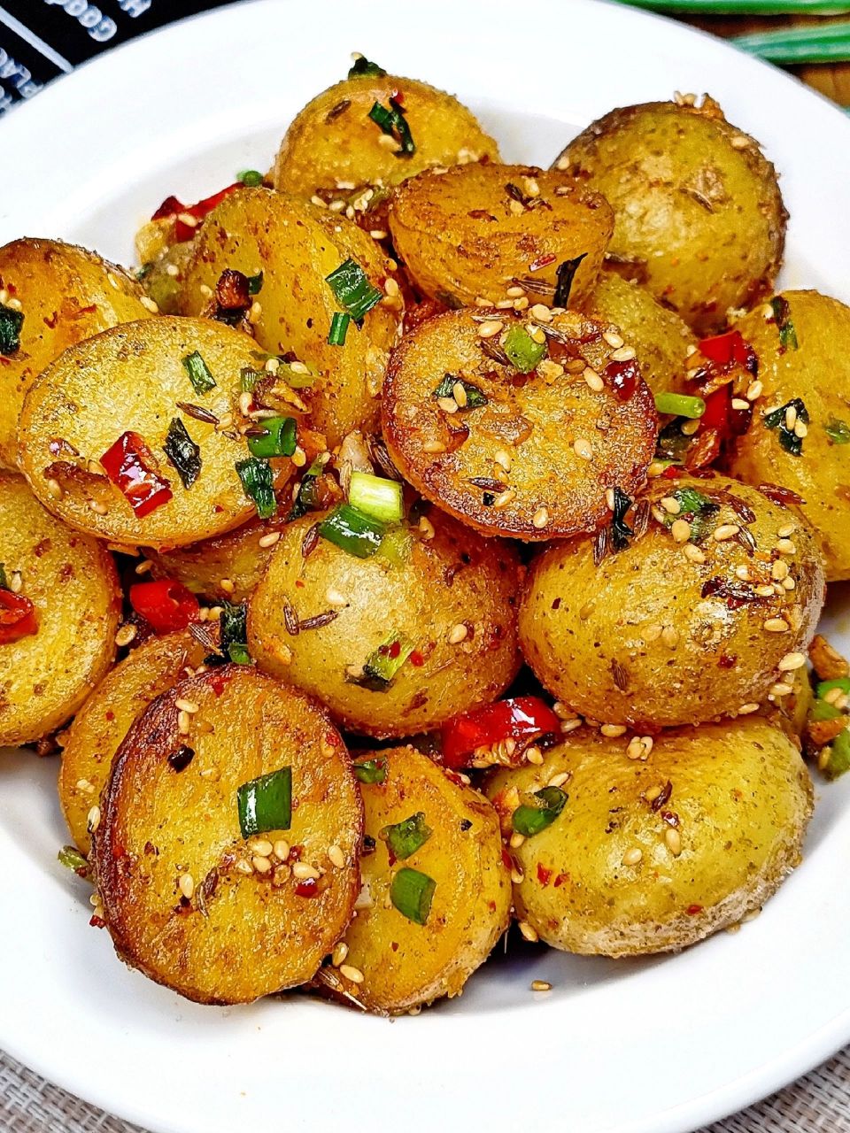 外焦里糯的香辣小土豆,好吃到破防了 小土豆这么做巨解馋,外皮焦香