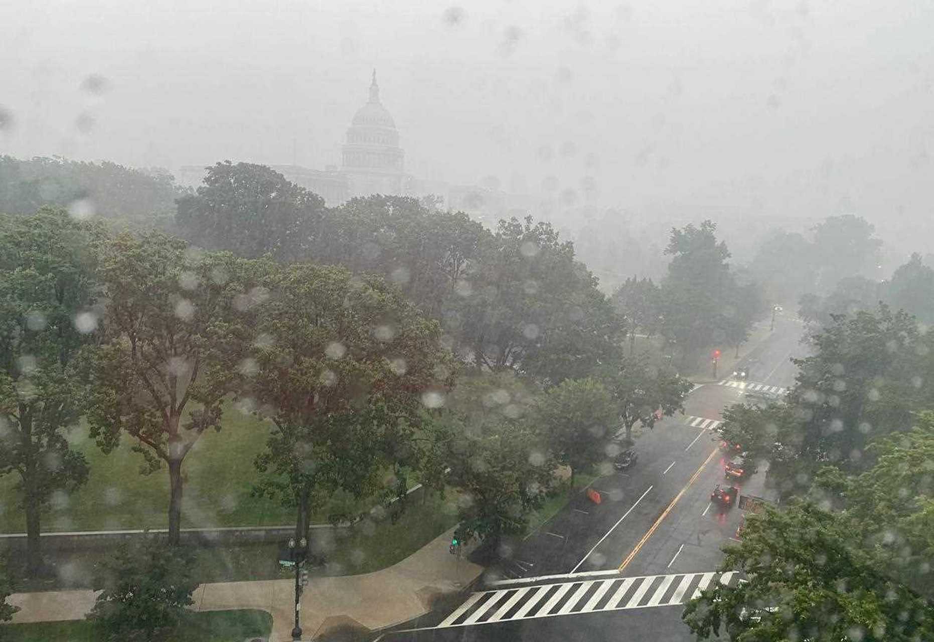 狂风暴雨 电闪雷鸣 想吃火锅