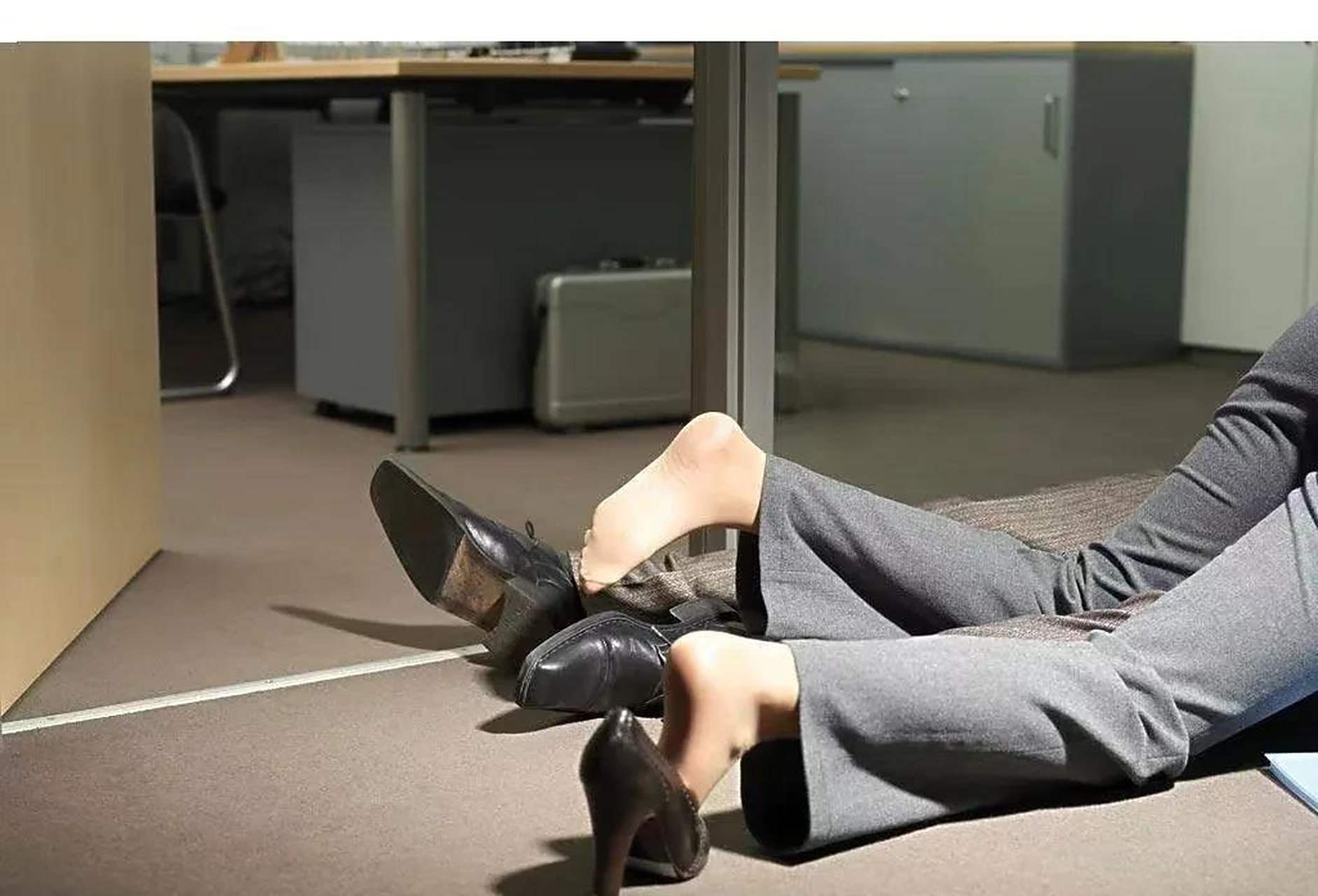 江苏某地,男领导出轨女下属,不料女下属怀孕,男领导怕事情败露,影响