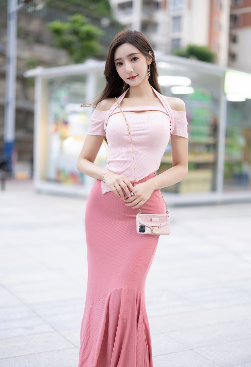 纯欲风露肩吊带搭配臀包裙,妩媚御姐身材苗条,粉色包臀裙时尚性感