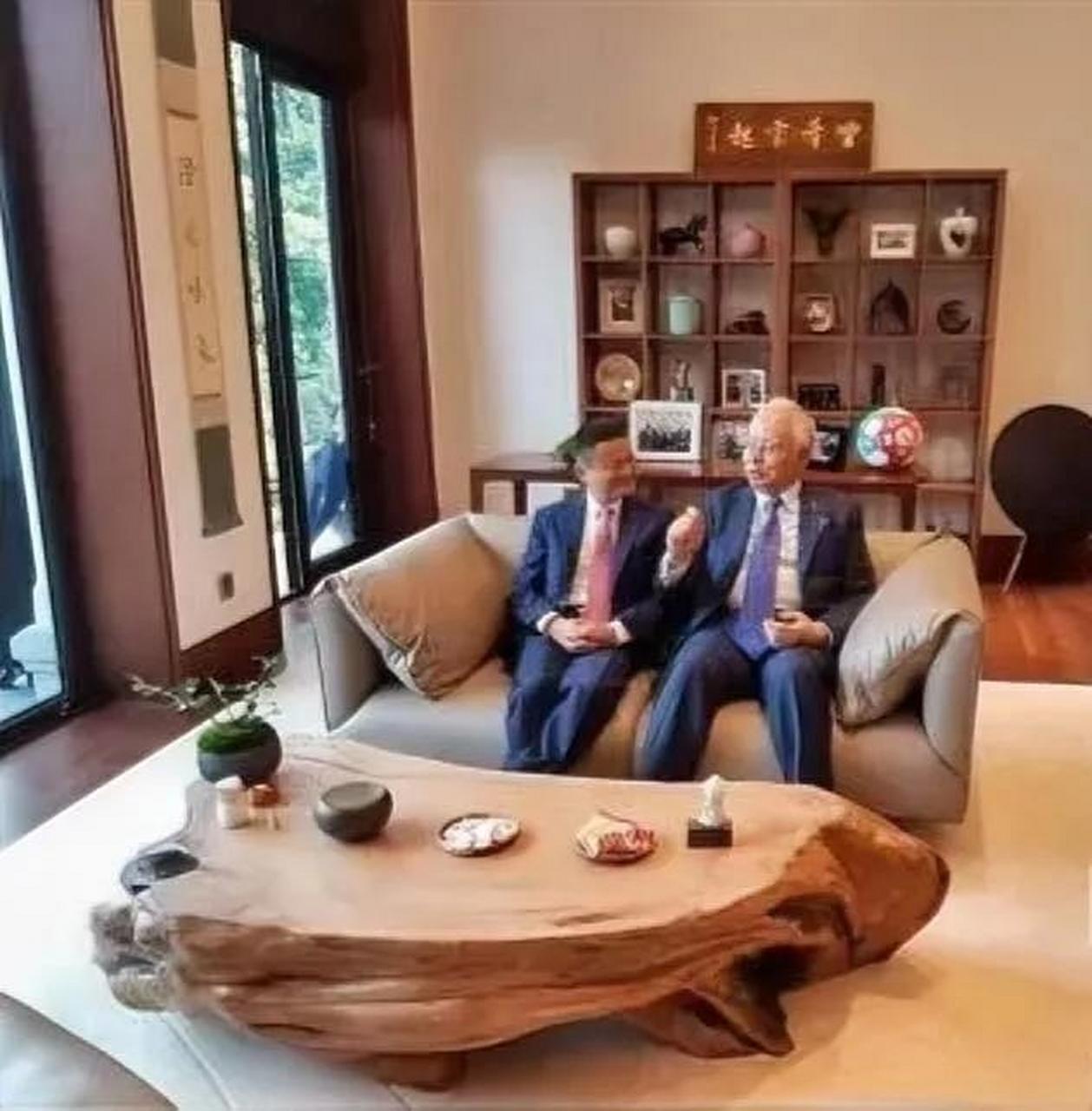 马云办公室这背后的几个字果然寓意深远!