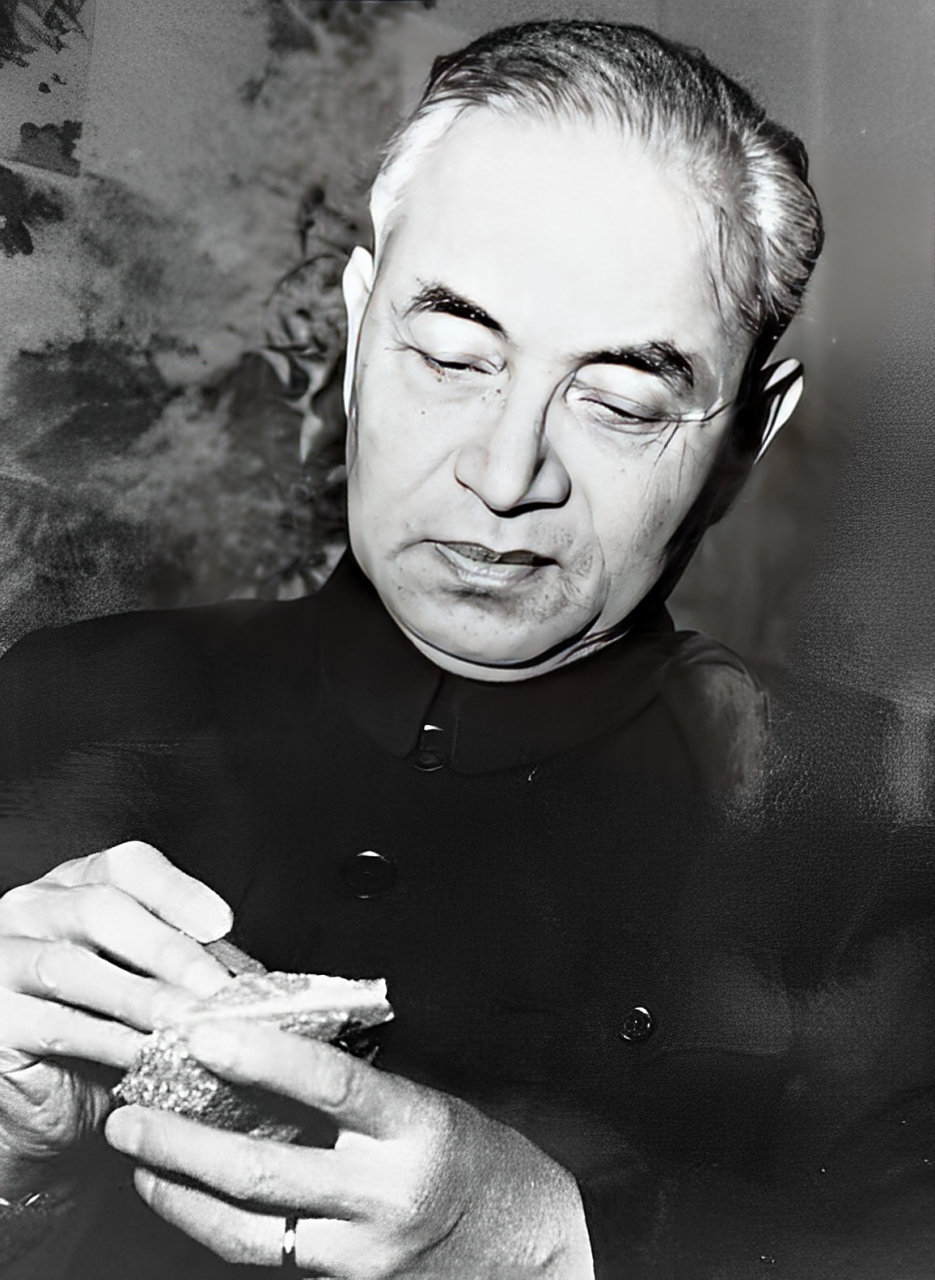 李四光是中国著名的地质学家,但他在年轻时的家庭很穷,甚至"开"起了闹