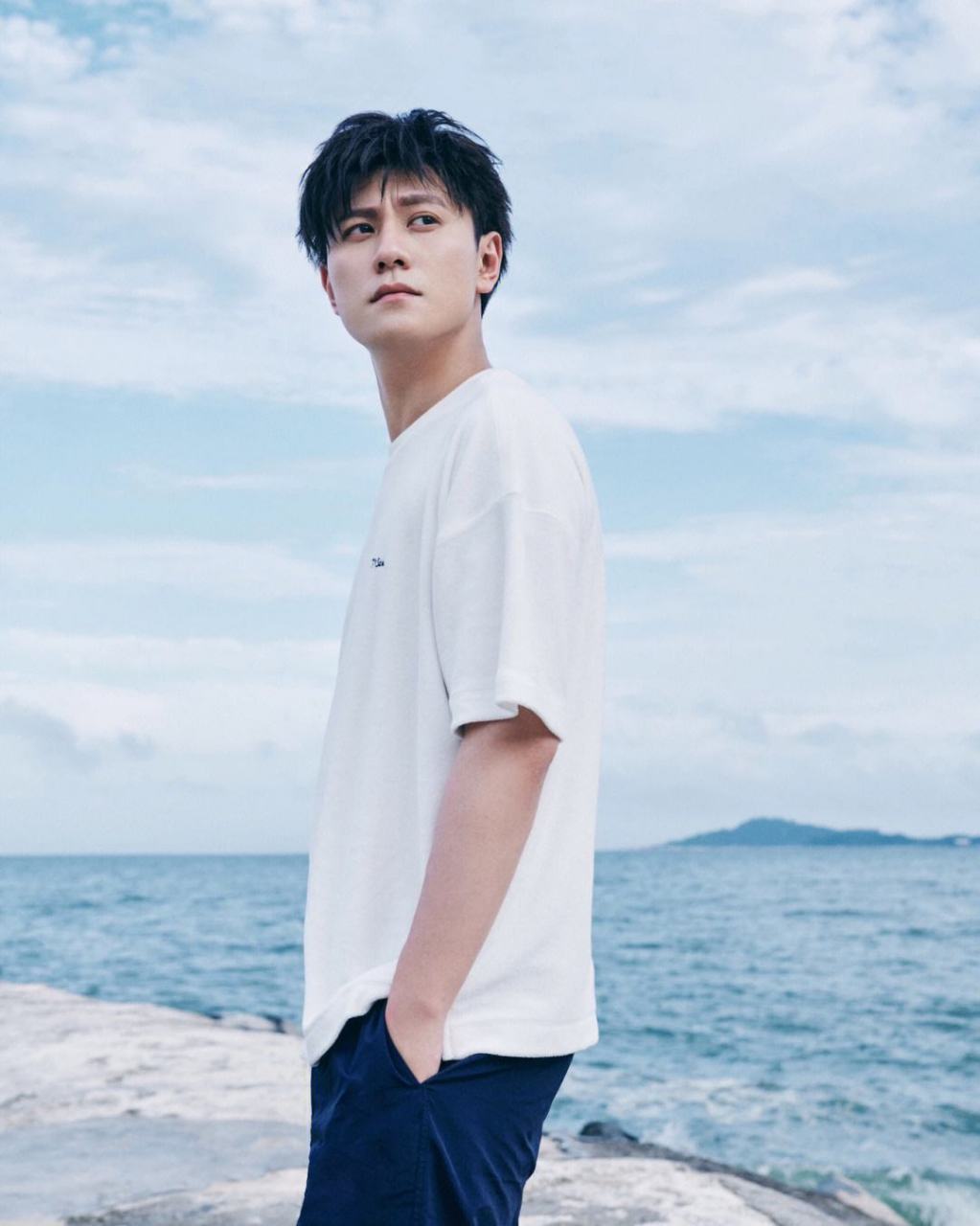 一张秦俊杰与一名女子亲密搂肩的照片在网络上广泛传