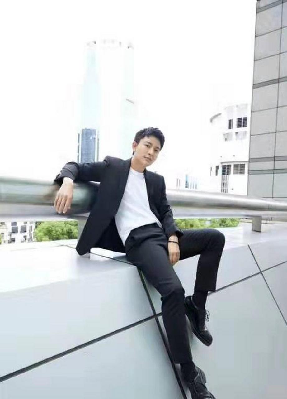 贾乃亮终于大翻身!棕色毛衣内搭白衬衫亮相,声临其境配音太精彩