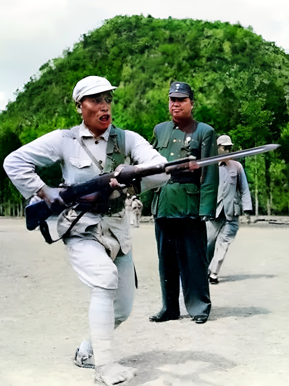 1944年,在滇南抗战中,一名国军士兵正为当地的一位老汉解开绑在身上的