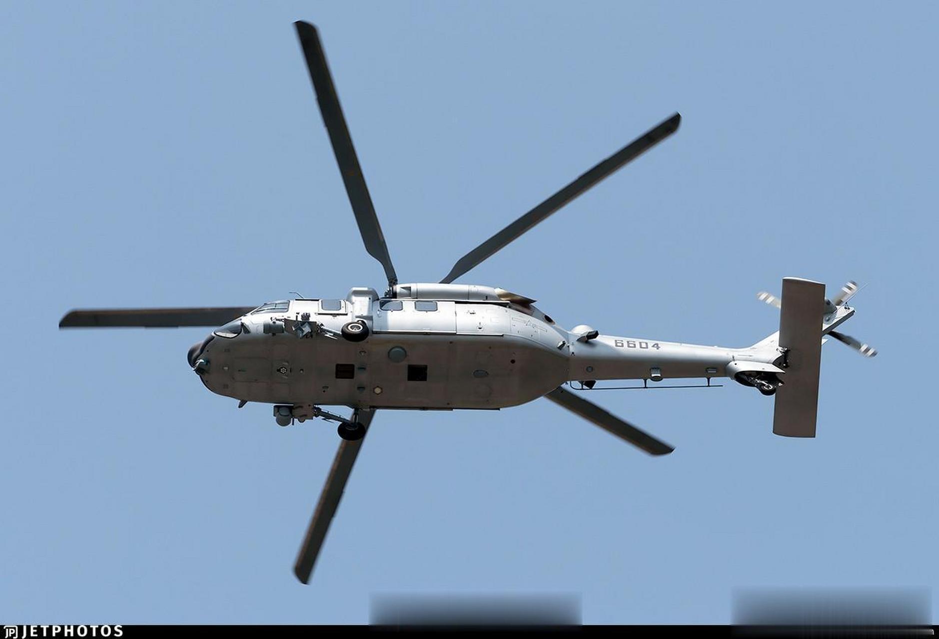 美图分享,斜仰视角看空军版直-20直升机!