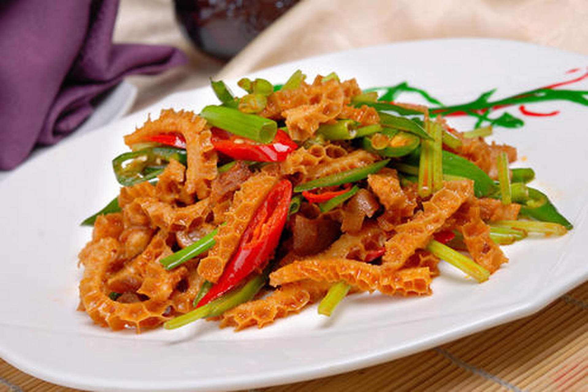 美食教程#炒牛肚:炒牛肚属于比较家常的菜式,也是东北名菜之一,非常