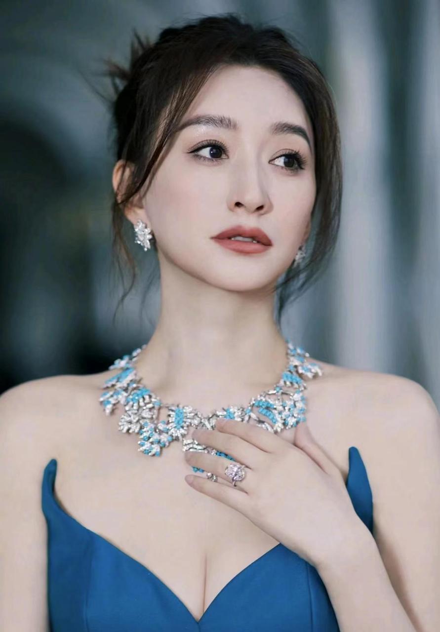 李小冉真的是白到发光,太美了