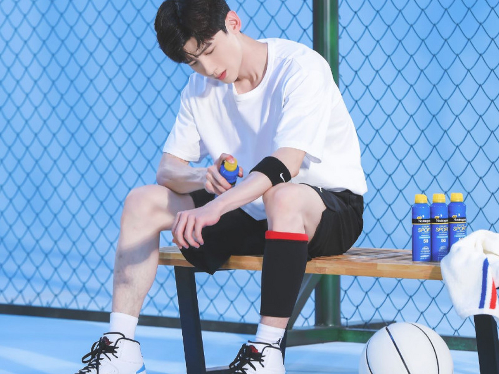 据报道,白敬亭在横店的一个篮球场上展现了他的篮球技巧.