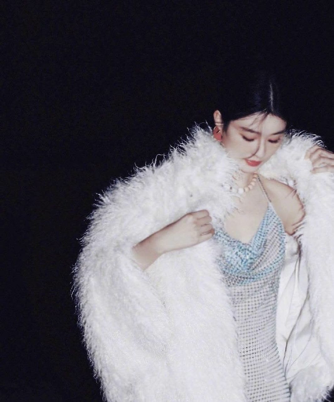 乔欣晒夜景,身穿透视亮片裙搭配毛绒披肩,显得优雅又撩人   乔欣晒出