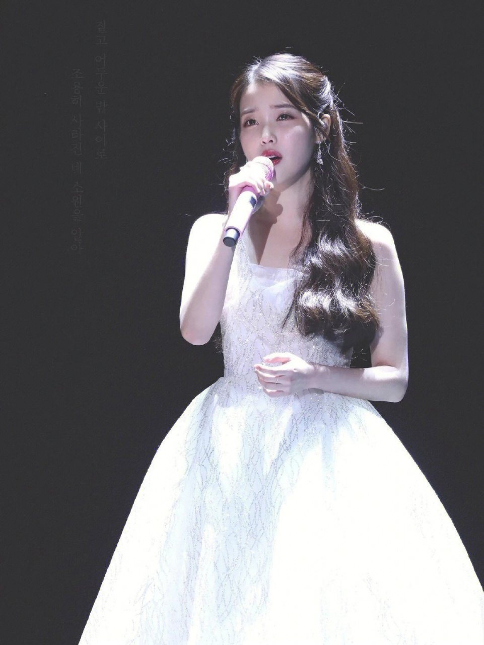 iu公主为粉丝穿上了一袭洁白优雅的婚纱,在舞台上闪闪发光,太惊艳了