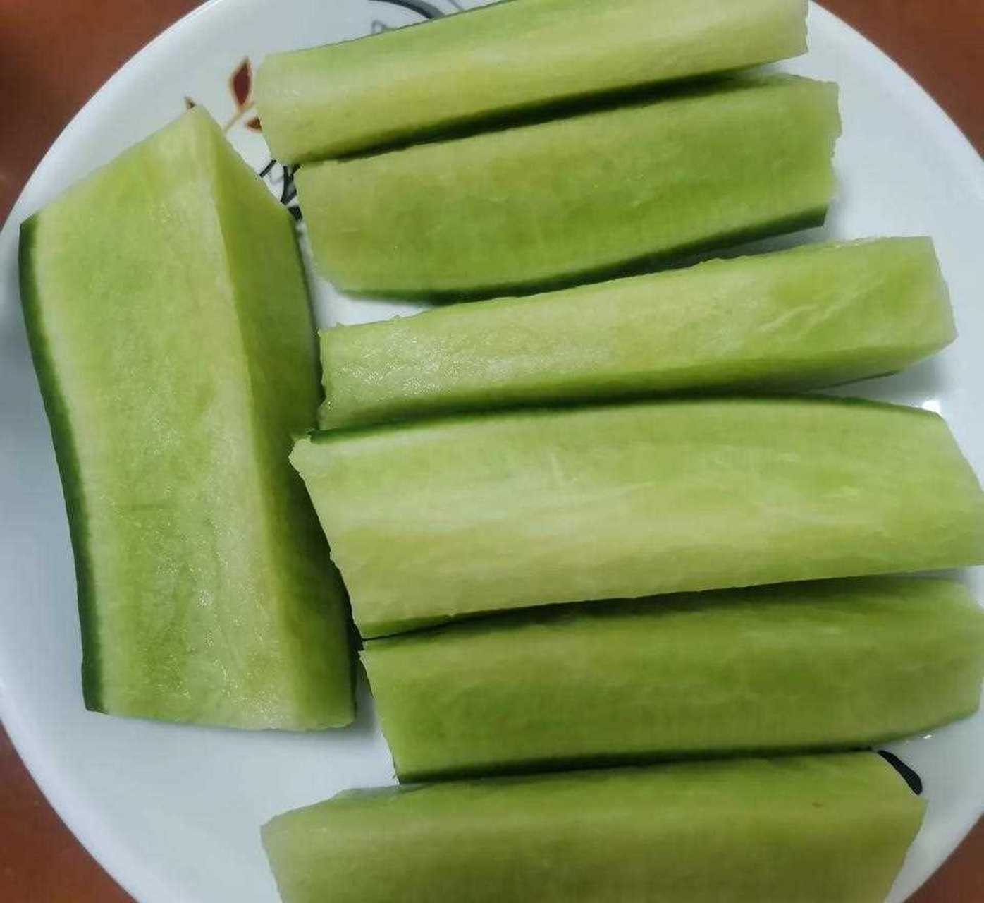 饭后来两块我家自己种的水果萝卜,看萝卜颜色翠绿,吃起来口感清脆