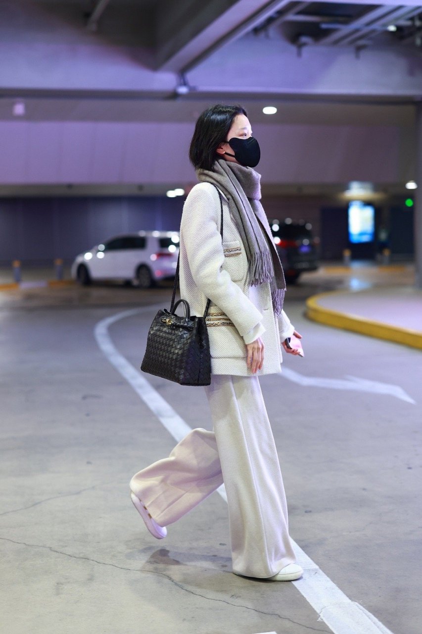 杜鹃机场街拍,身穿米色丝羊毛外套,高挑的身材轻松hold住一切包型