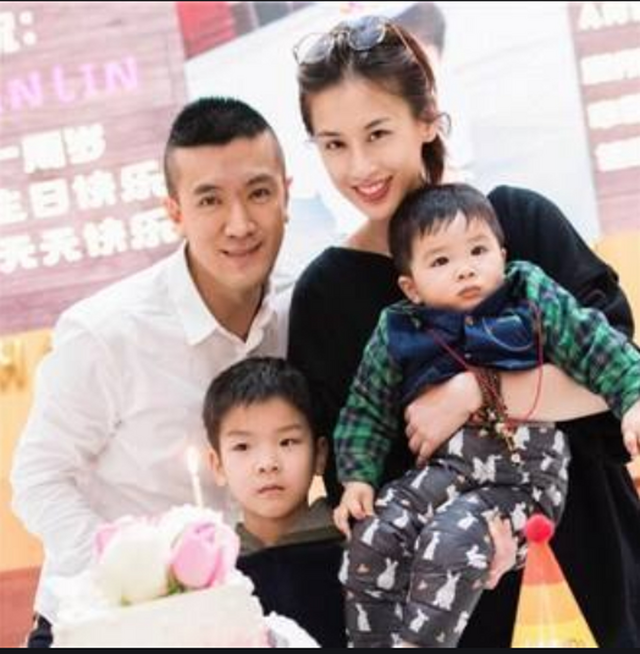 黄圣依当年是顶着"星女郎"的身份嫁给了富二代老公杨子,之后便过上