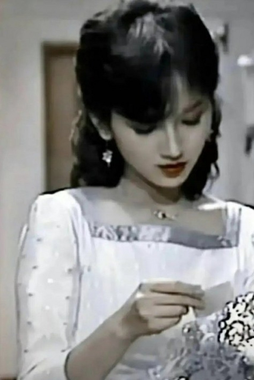 赵雅芝年轻的时候那可是艳压群芳,多少男艺人都爱慕她