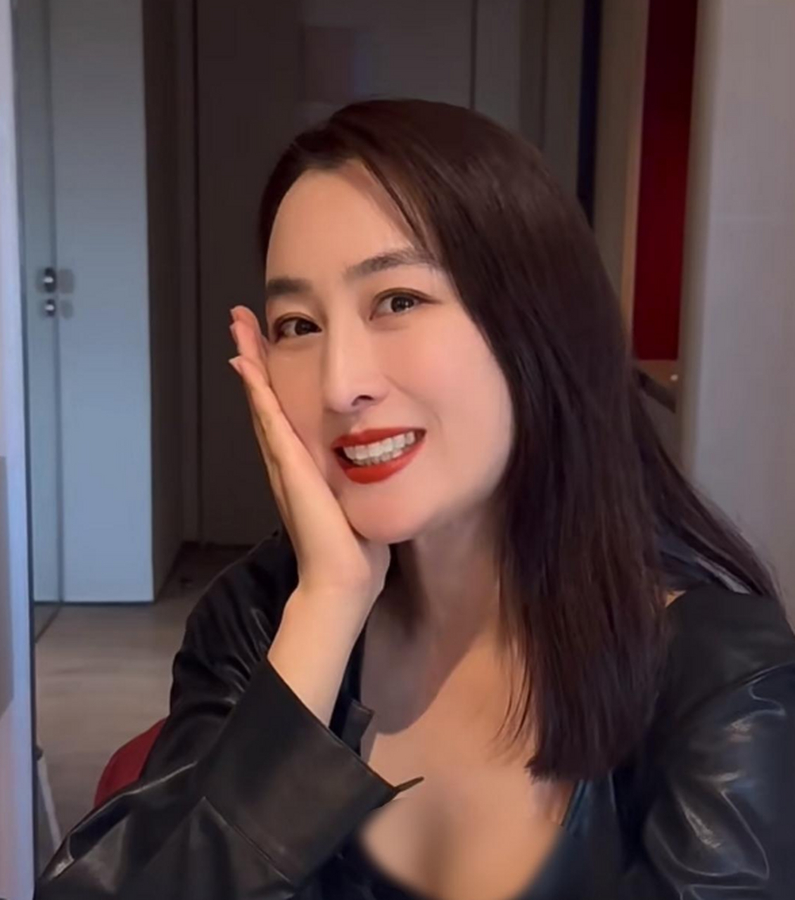 马苏出镜拍视频心情大好,满脸笑意看着就喜庆,状态特别好.