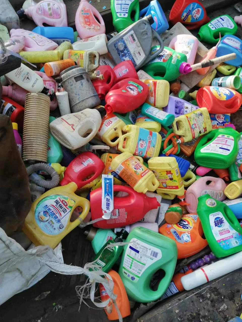 花乙压块,瓶子壶压块,13米一车,在山东济宁#废塑料回收# #废塑料