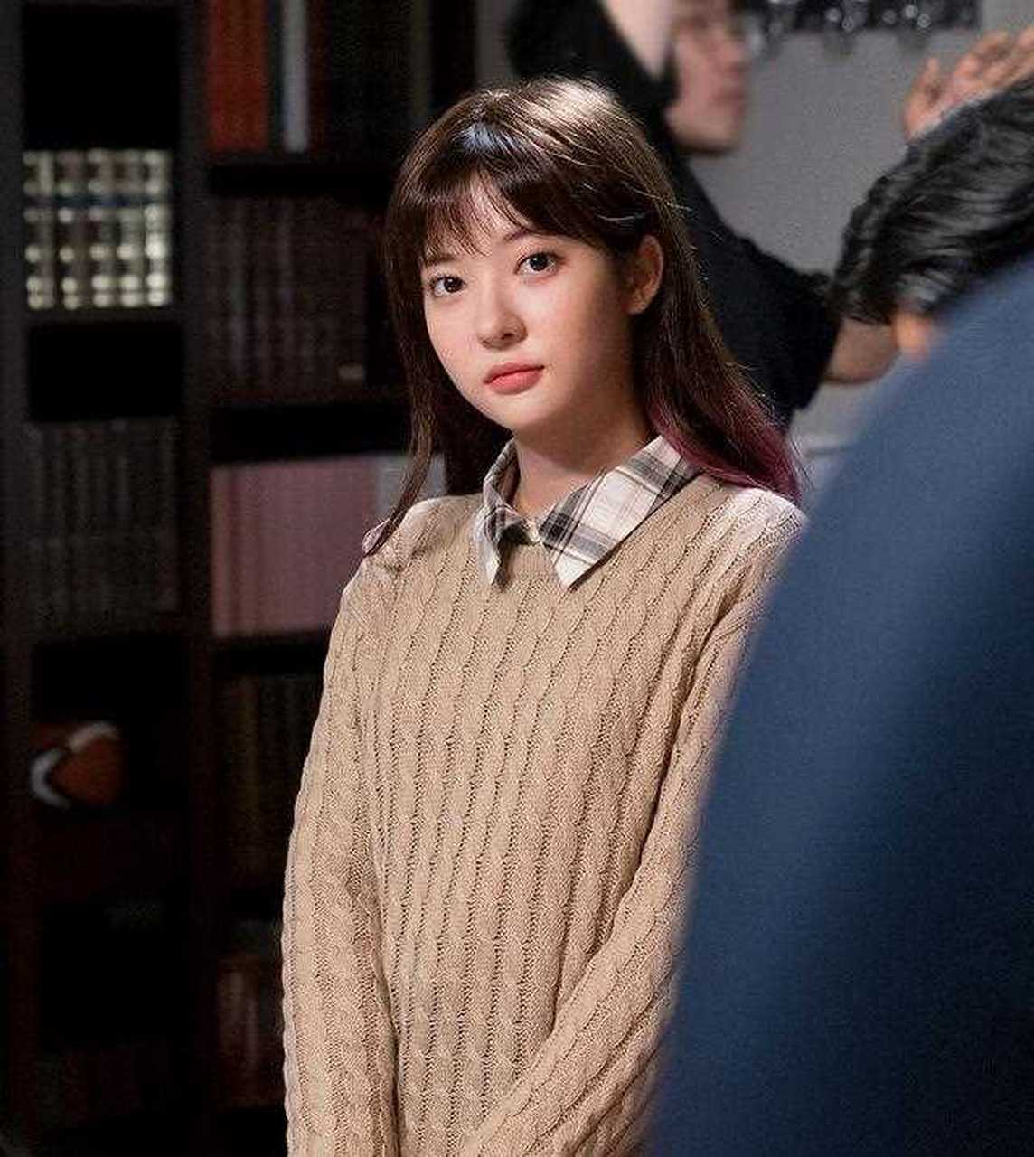 减龄一直是各个年龄段女孩都在追求的,《顶楼》里的女主角赵秀敏,毛衣
