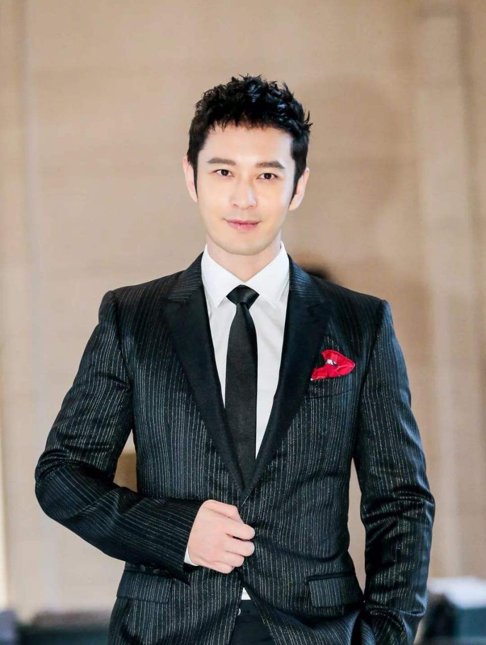 近日,微博话题#黄晓明新恋情#登上热搜榜,引发网友的关注和讨论.