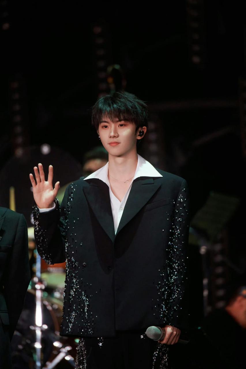 马嘉祺声生不息金曲盛典剧照~两套造型都好帅,期待小马的舞台啊!