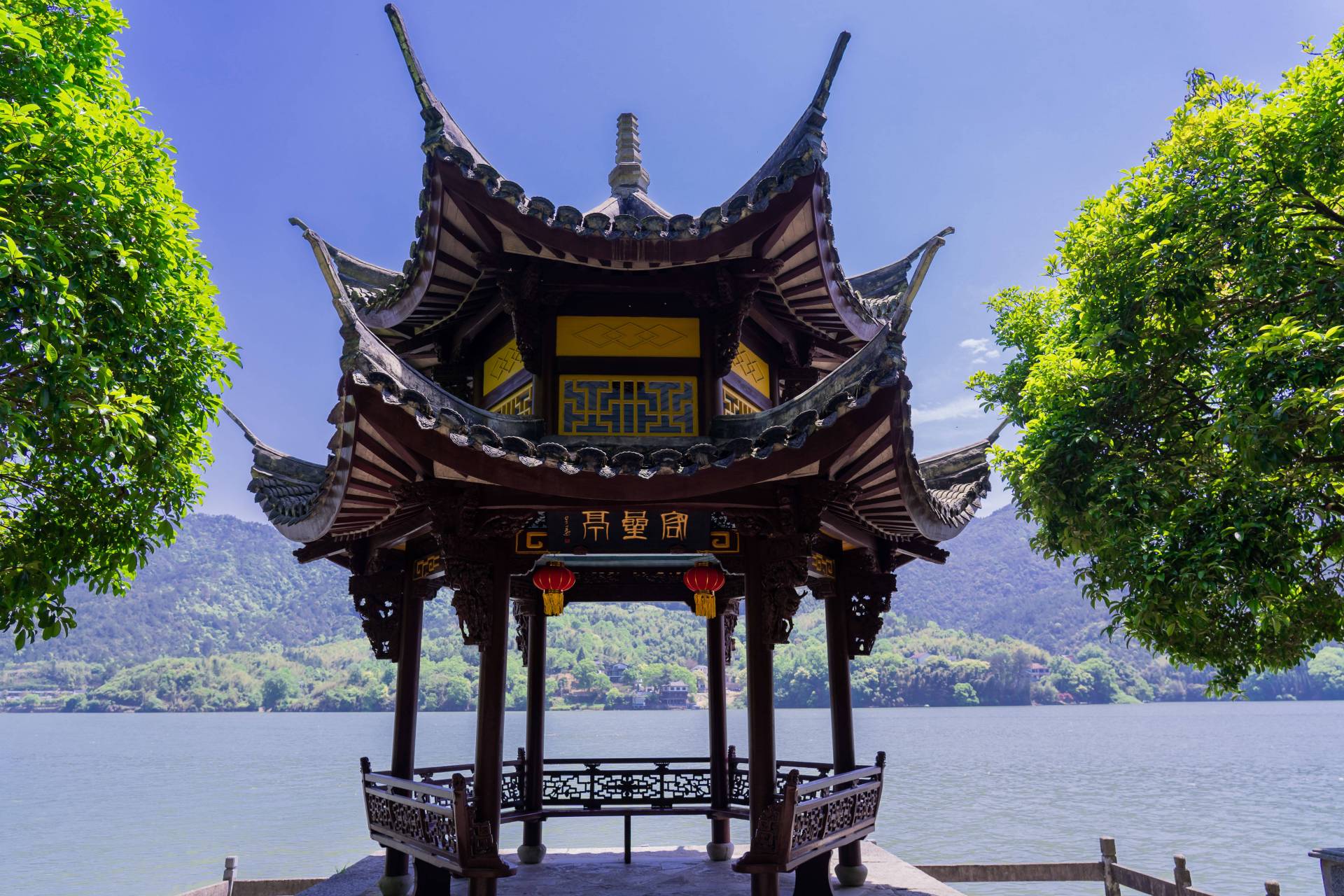 杭州桐庐境内的富春江,江面和江畔,景色秀丽,还分布着"严陵问古""桐君