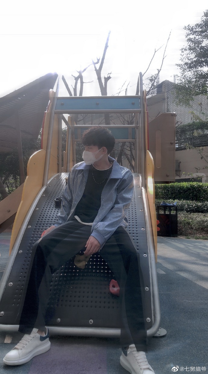 前两张是求了半天胡玛丽才给我p的,说叫什么网易云风?