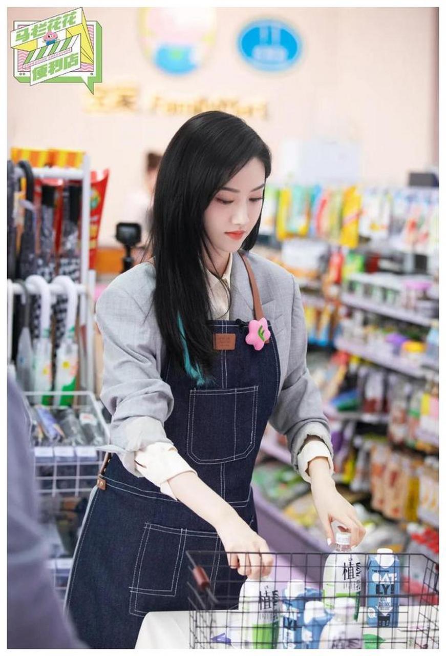景甜,便利店里认真工作的超甜女神